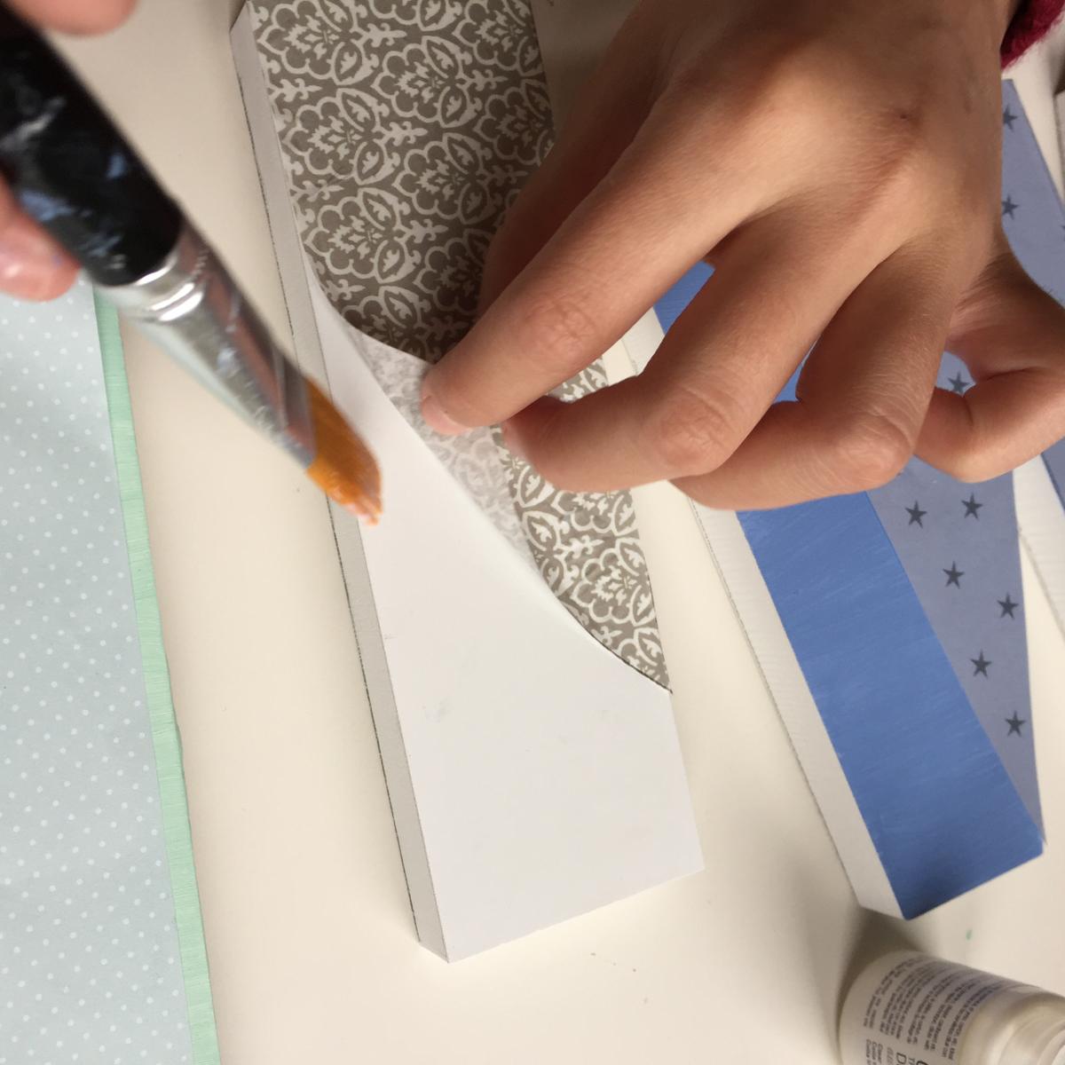 11-letras-de-madera-con-ch-alk-paint-y-decoupage-aplicamos-la-cola-decoupage-en-el-papel