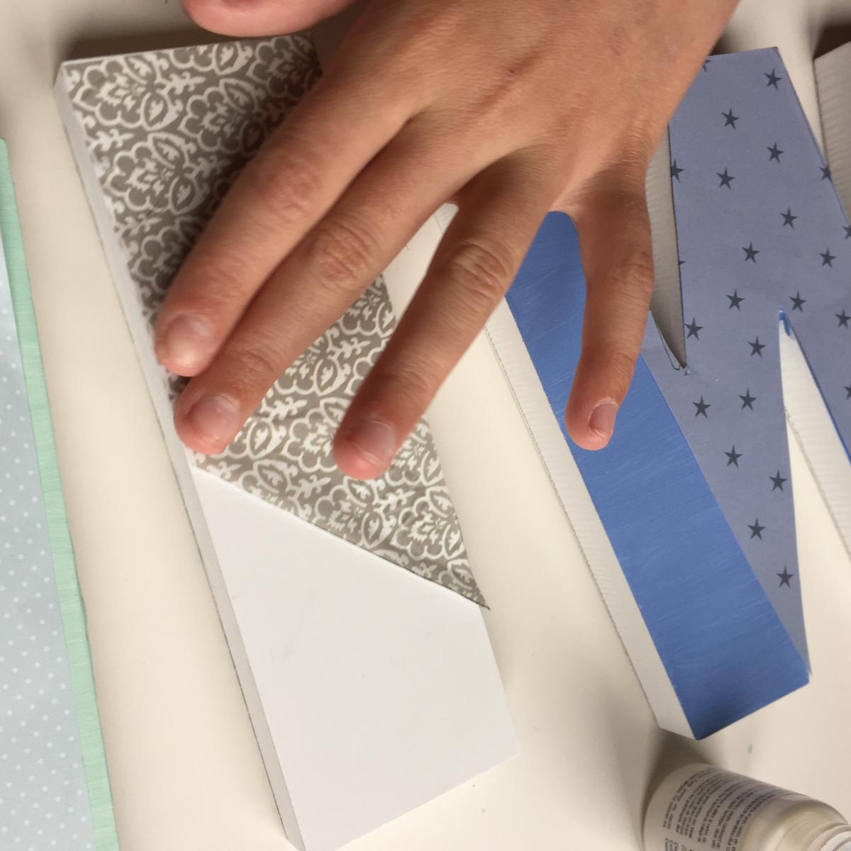 12-letras-de-madera-con-ch-alk-paint-y-decoupage-presionamos-bien-para-que-no-queden-arrugas