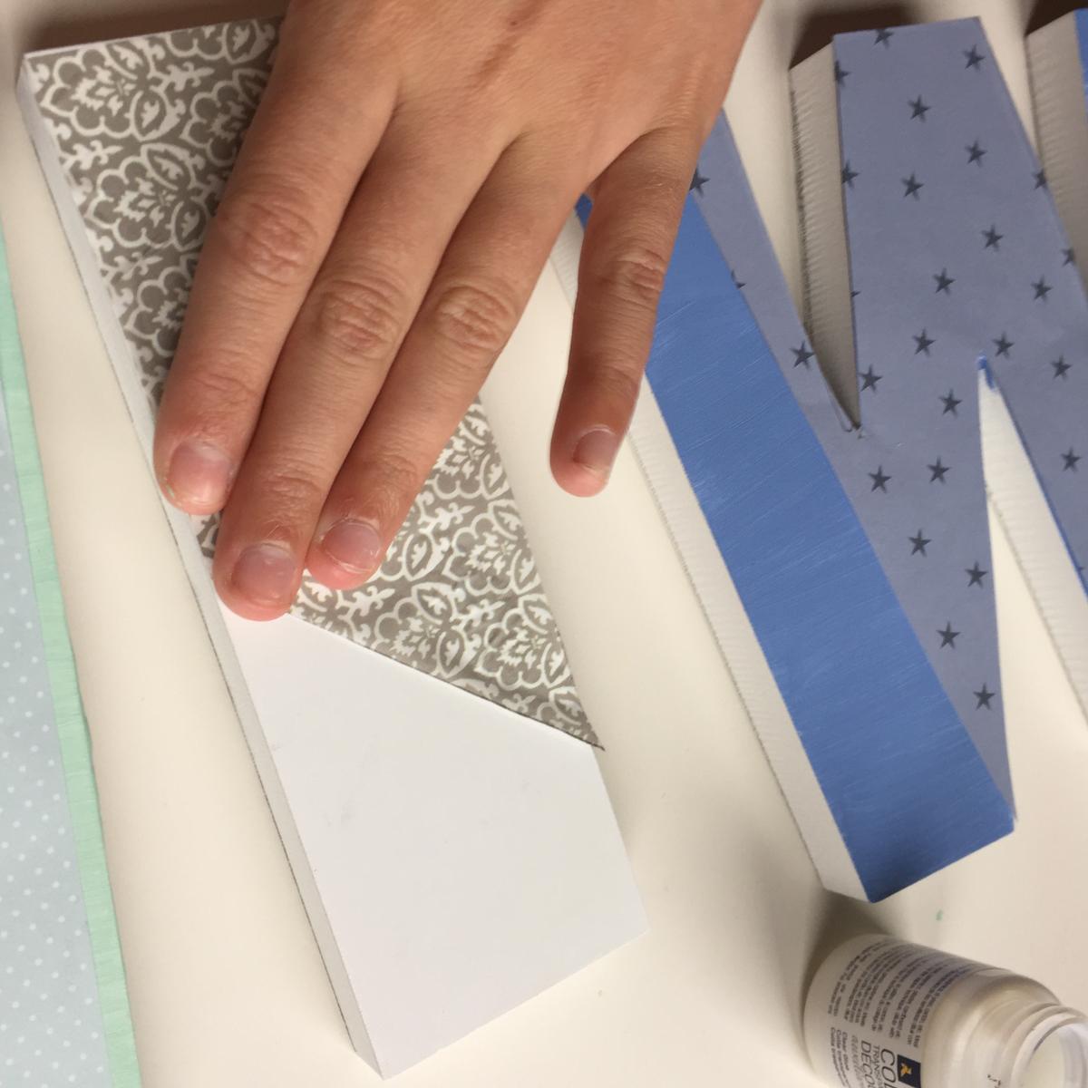 13-letras-de-madera-con-ch-alk-paint-y-decoupage-estiramos-bien-el-papel