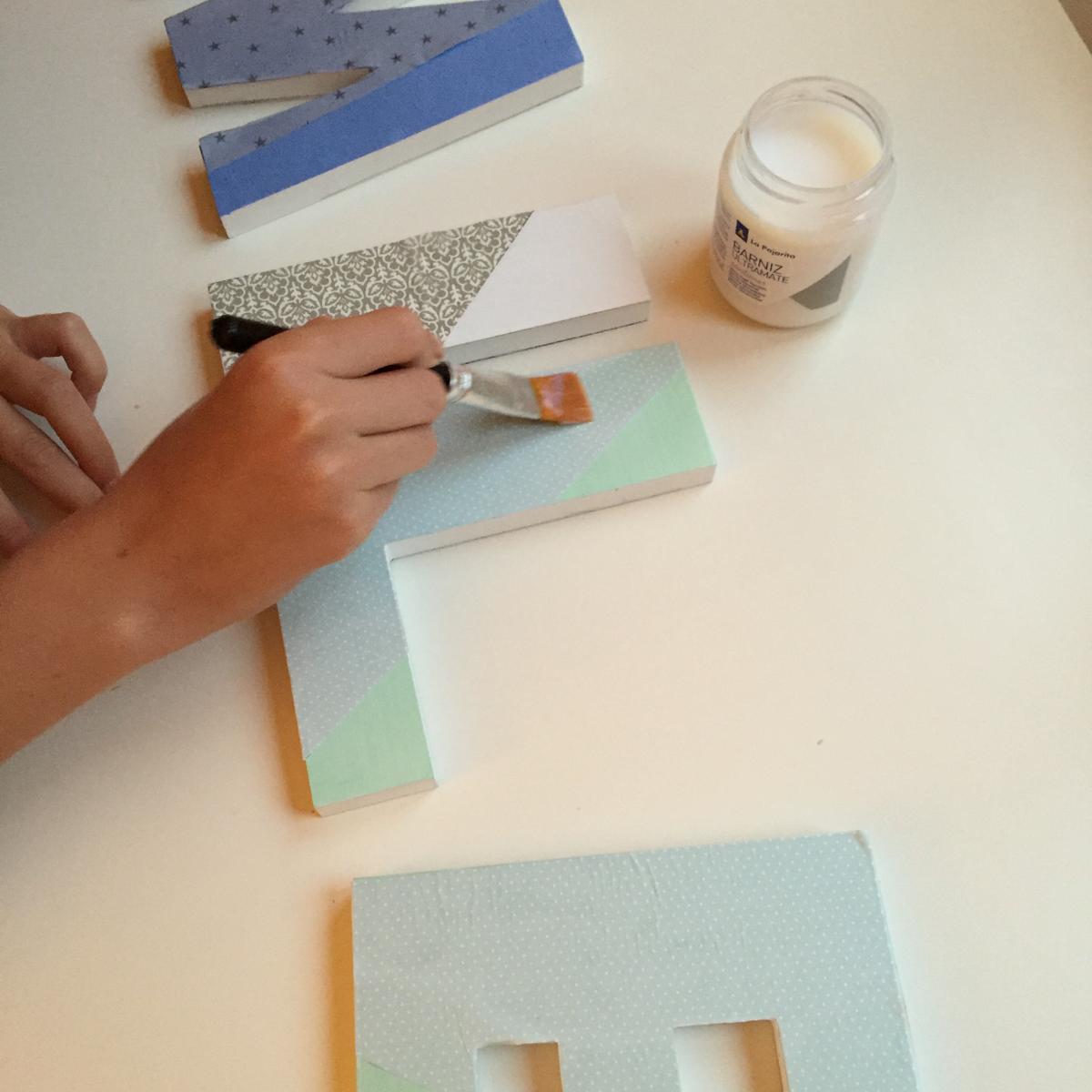 14-letras-de-madera-con-ch-alk-paint-y-decoupage-damos-una-capa-de-barniz-para-proteger