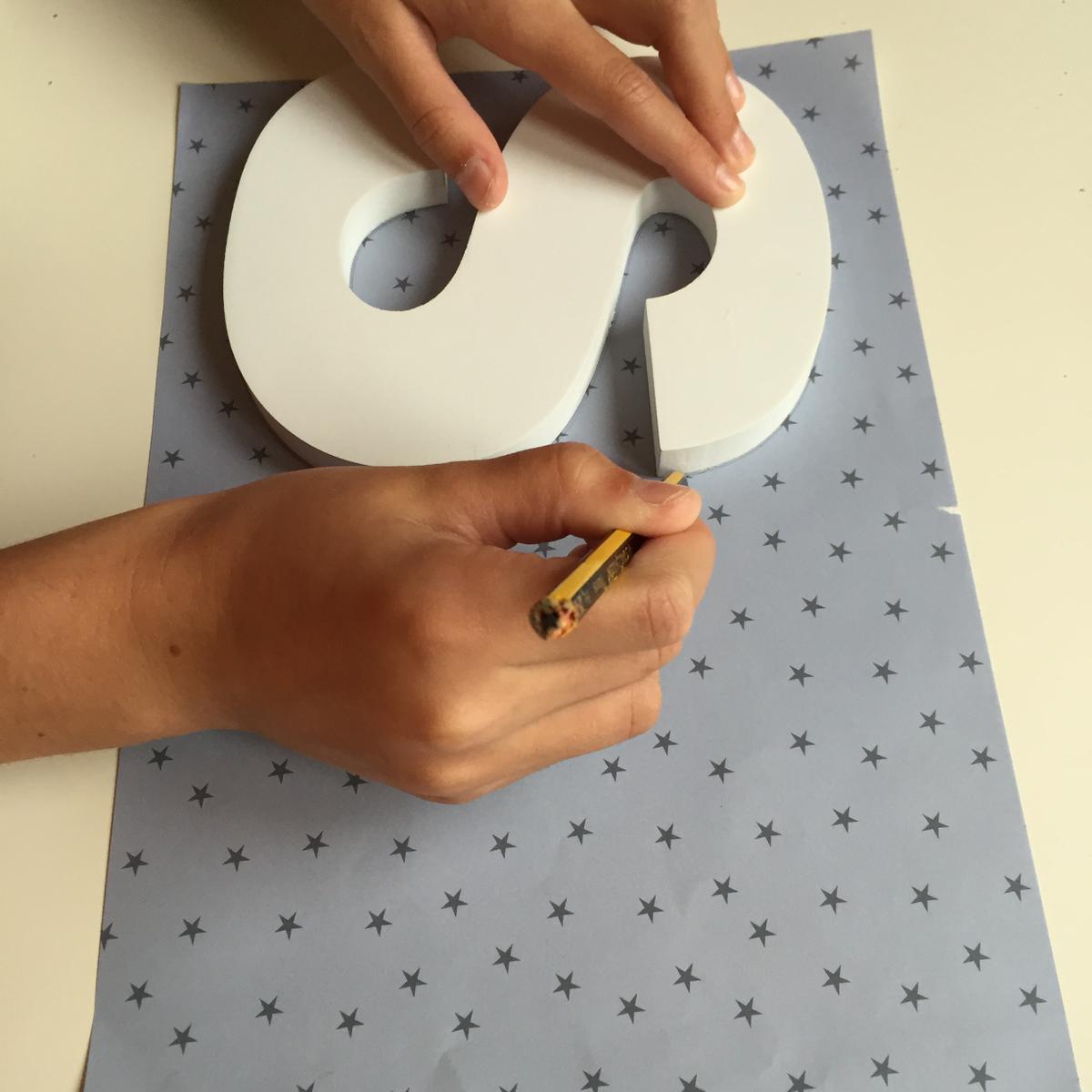 02-letras-de-madera-con-ch-alk-paint-y-decoupage-marcamos-la-silueta-en-el-papel