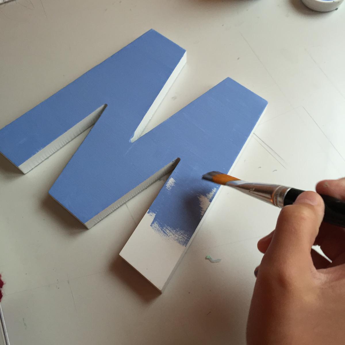 06-letras-de-madera-con-ch-alk-paint-y-decoupage-pintura-azul-horizonte