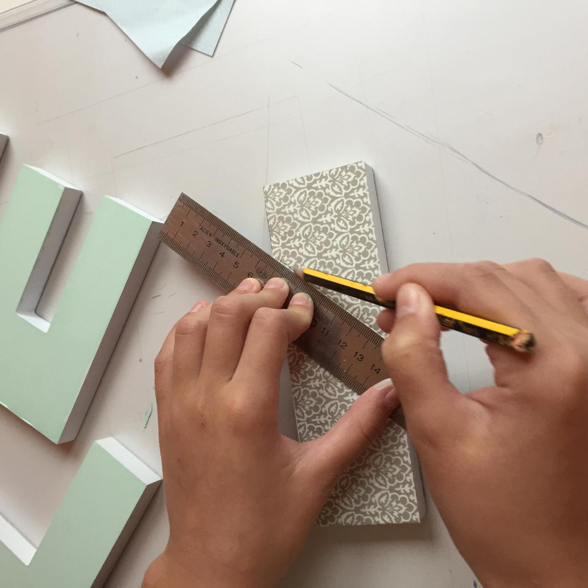 07-letras-de-madera-con-ch-alk-paint-y-decoupage-marcamos-la-linea-de-corte