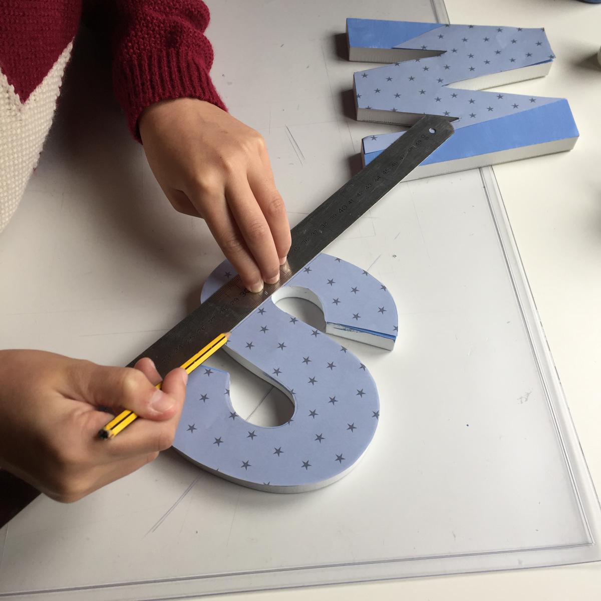 09-letras-de-madera-con-ch-alk-paint-y-decoupage-marcamos-las-lineas-diagonales