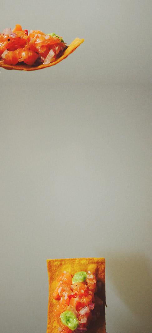 tartar de salmón con crujientes de maíz