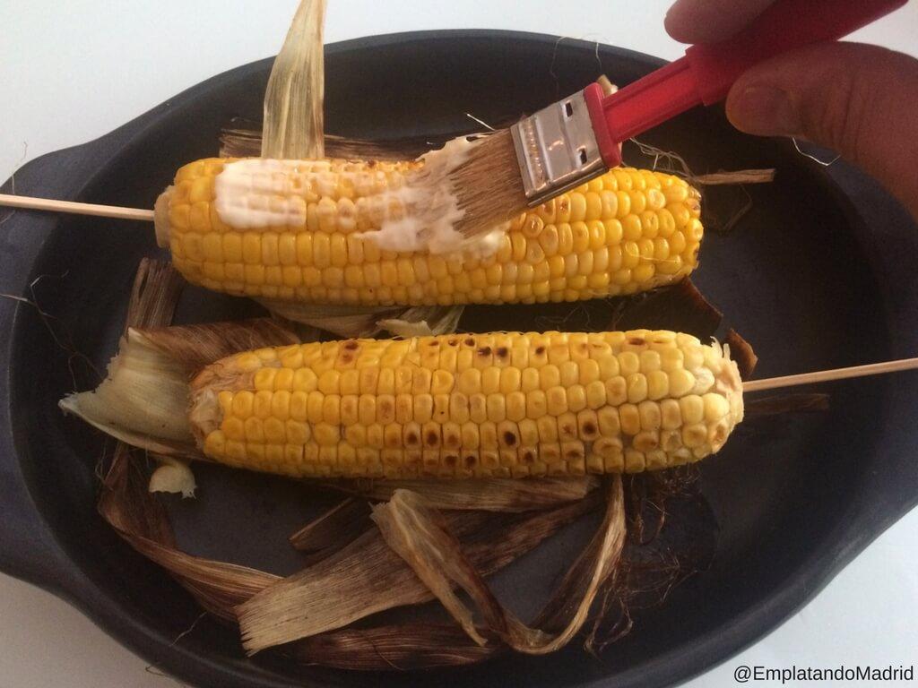 Pintamos las mazorcas con la mayonesa primero.