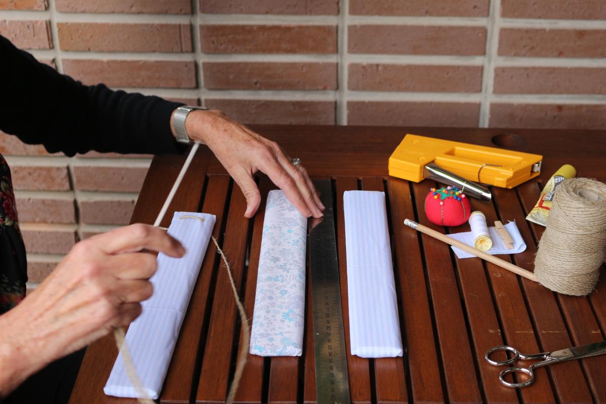 10-diy_3g_portafotos_entelado_pasamos_cuerda_agujeros