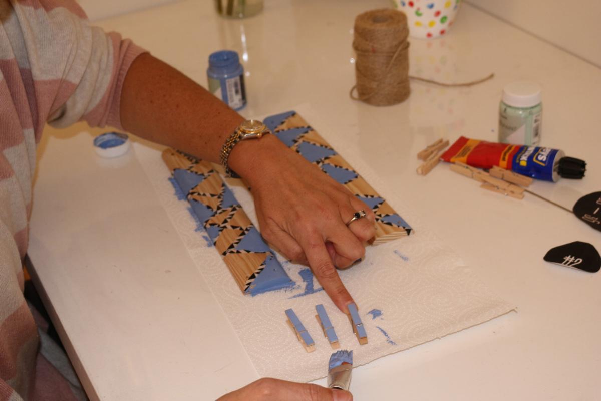 05-diy_3g_portafotos-_chalkpaint_pintamos_pinzas