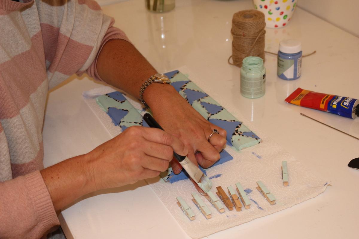 07-diy_3g_portafotos-_chalkpaint_pintamos_pinzas_verdes