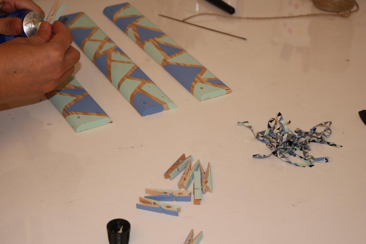 09-diy_3g_portafotos-_chalkpain_pagmos_pinza_adhesivo_madera