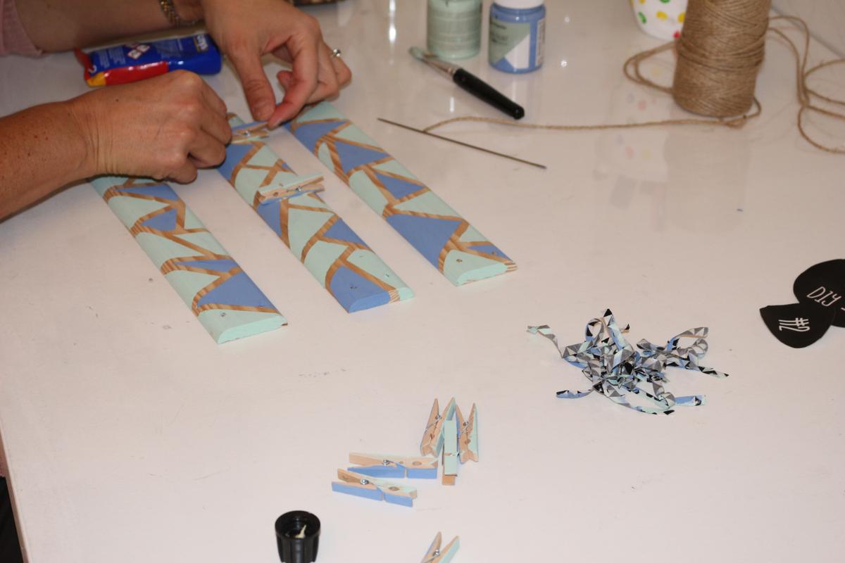 10-diy_3g_portafotos-_chalkpaint_pegamos_pinzas