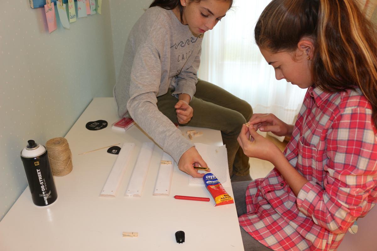 05-diy_3g_portafotos_navideno_ponemos_cola_pizas