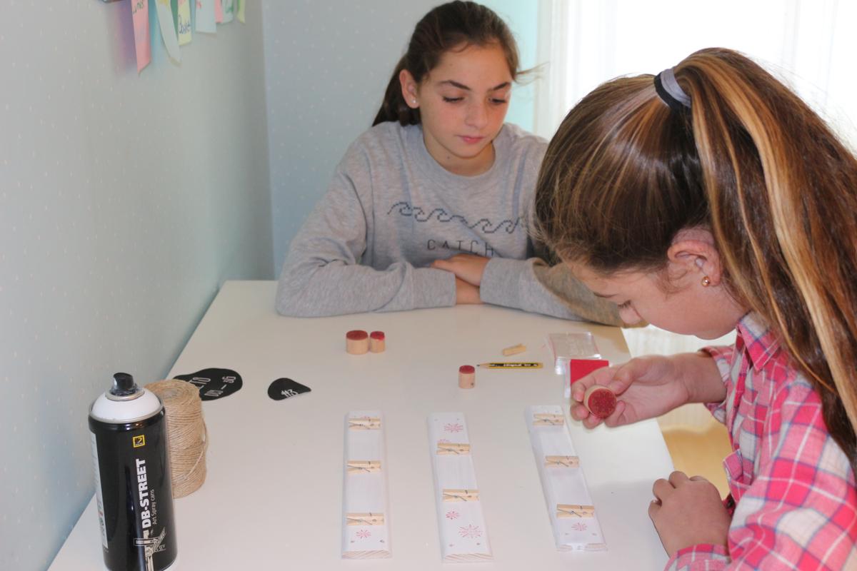 07-diy_3g_portafotos_navideno_ponemos_tinta_en_sellos