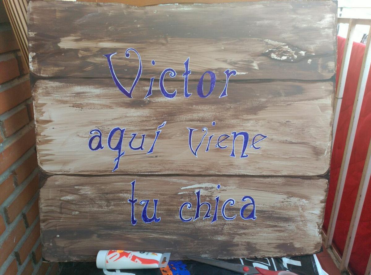 Letras pegadas en el contrachapado.