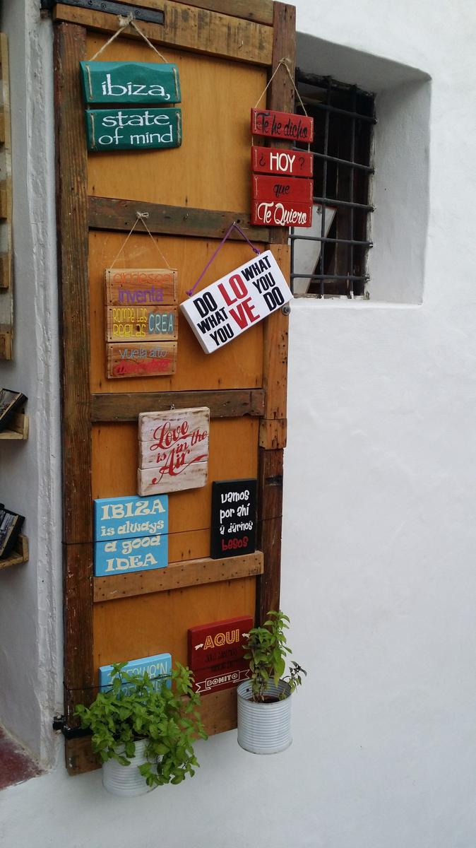 Carteles en una tienda en Ibiza