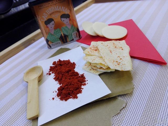 Láminas de chocolate blanco con pimentón picante.