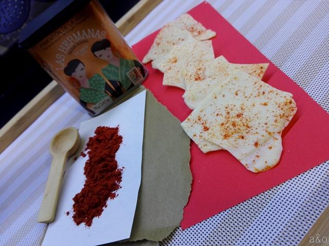 Láminas de chocolate blanco con pimentón picante.