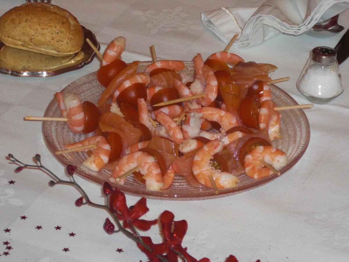 brocheta-de-jamon-langostino-y-cherry