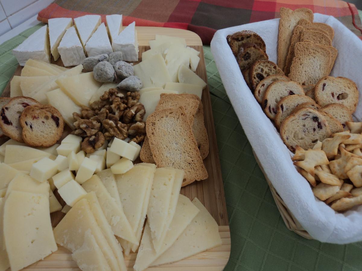 quesos-con-frutas-y-panes