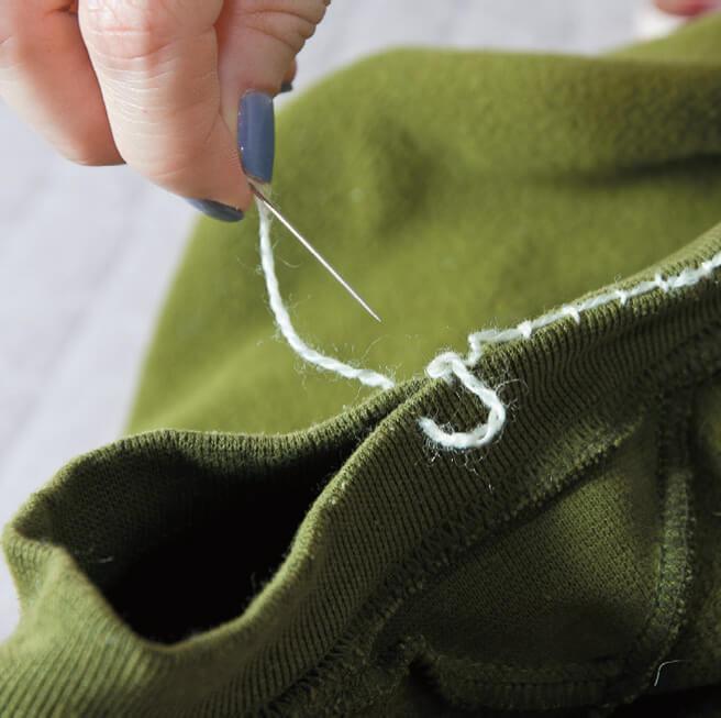 manualidad solidaria cama para perros con un jersey