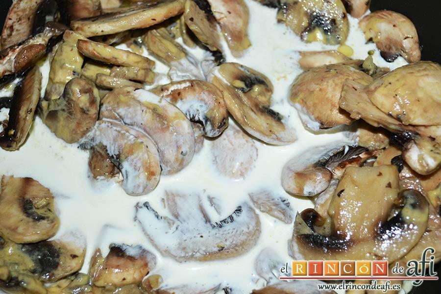 Secreto ibérico marinado con champiñones salteados con mostaza de Dijon y nata (crema de leche), remover y añadir la nata (crema de leche)