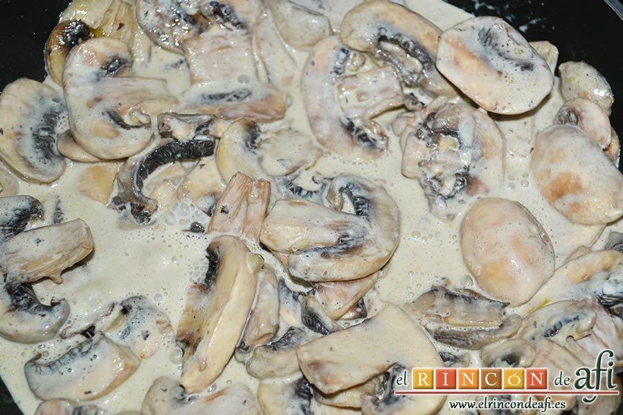 Secreto ibérico marinado con champiñones salteados con mostaza de Dijon y nata (crema de leche), dejar que cueza y reservar