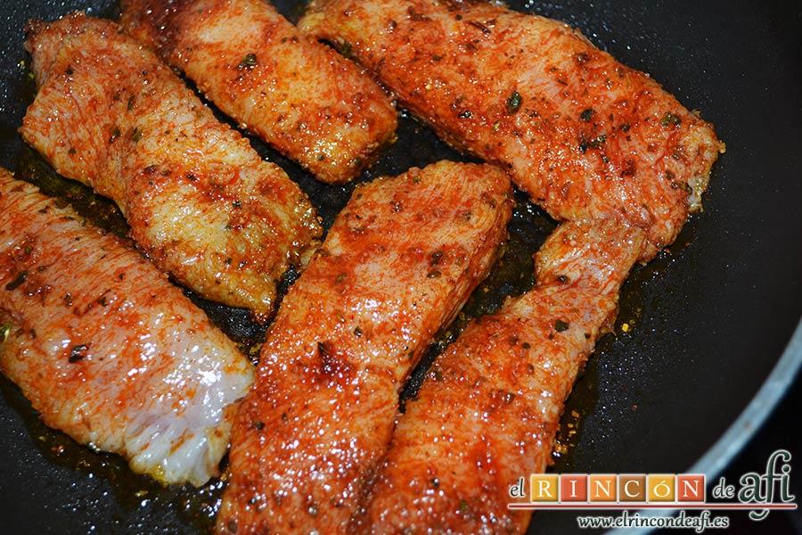 Secreto ibérico marinado con champiñones salteados con mostaza de Dijon y nata (crema de leche), dorar sin aceite las tiras de secreto