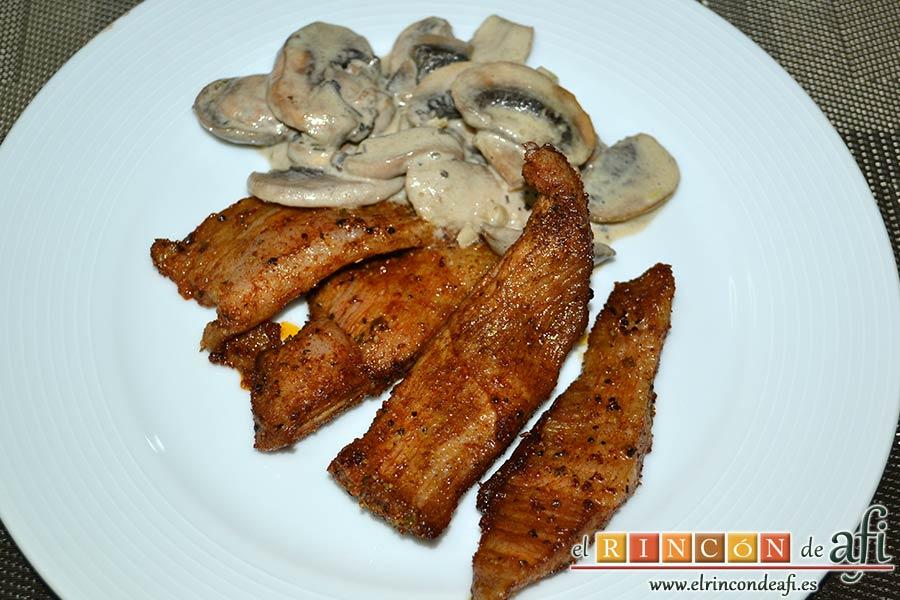 Secreto ibérico marinado con champiñones salteados con mostaza de Dijon y nata (crema de leche), sugerencia de presentación