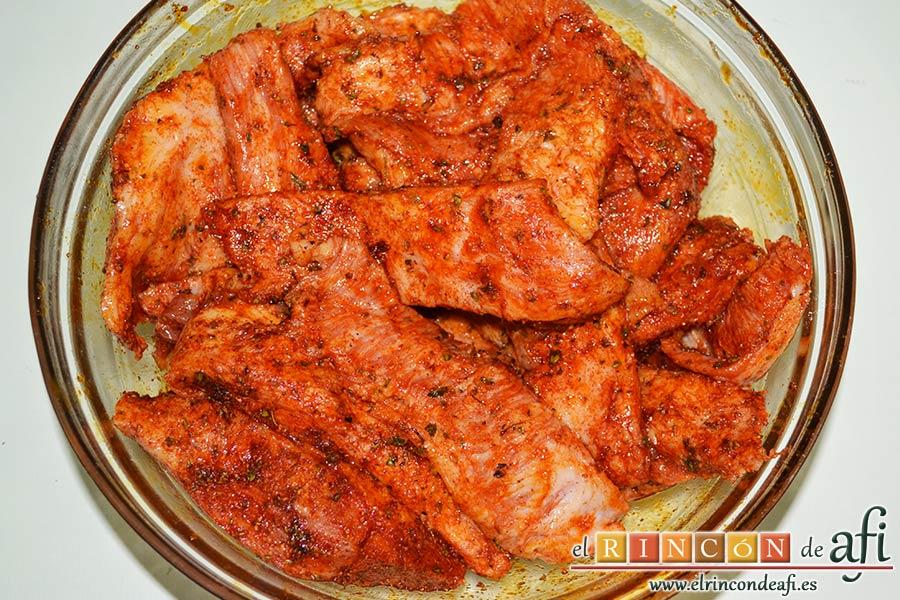 Secreto ibérico marinado con champiñones salteados con mostaza de Dijon y nata (crema de leche), cortar el secreto en tiras y embarrar bien