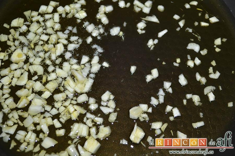 Secreto ibérico marinado con champiñones salteados con mostaza de Dijon y nata (crema de leche), picar los ajos y dorar en aceite de oliva