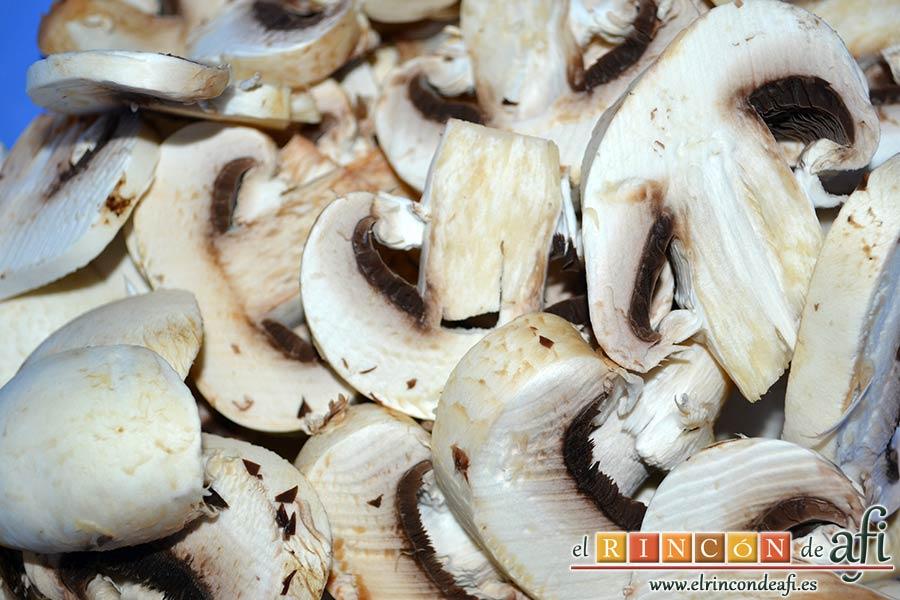 Secreto ibérico marinado con champiñones salteados con mostaza de Dijon y nata (crema de leche), limpiamos los champiñones y los laminamos