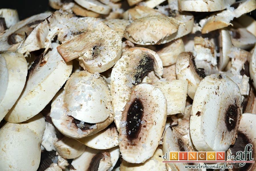 Secreto ibérico marinado con champiñones salteados con mostaza de Dijon y nata (crema de leche), meterlos en la sartén y salpimentar