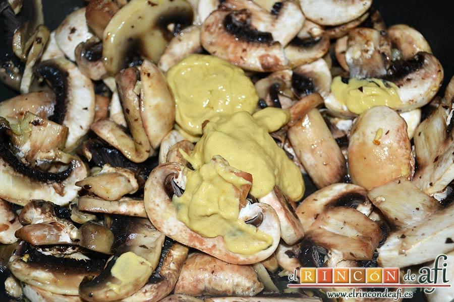 Secreto ibérico marinado con champiñones salteados con mostaza de Dijon y nata (crema de leche), cuando cojan color añadir la mostaza de Dijon