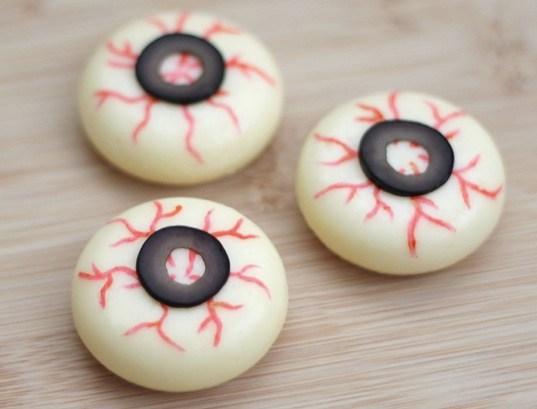easy-halloween-eyeball-snack-001