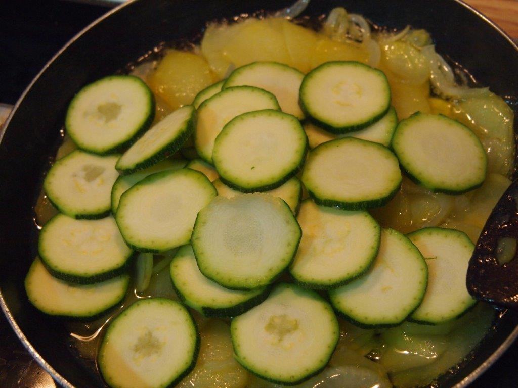 Tortilla española con calabacín y tomate