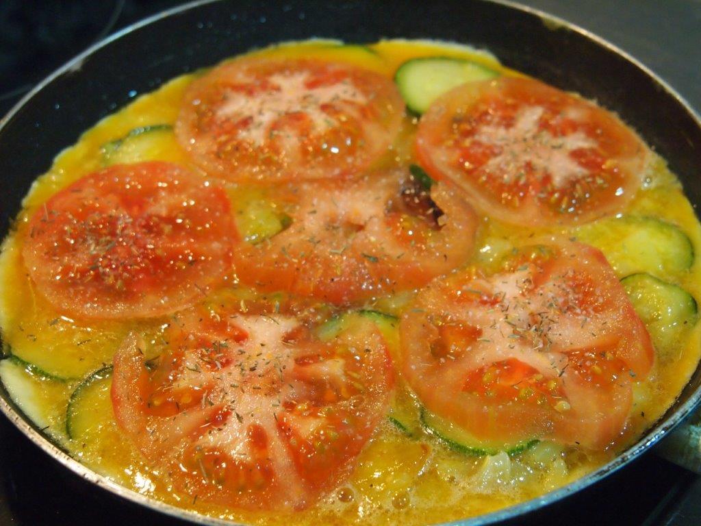 Tortilla española con calabacín y tomate