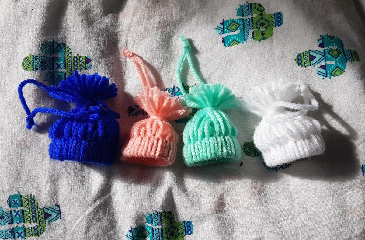 Adornos de Navidad DIY - Gorritos de lana de colores