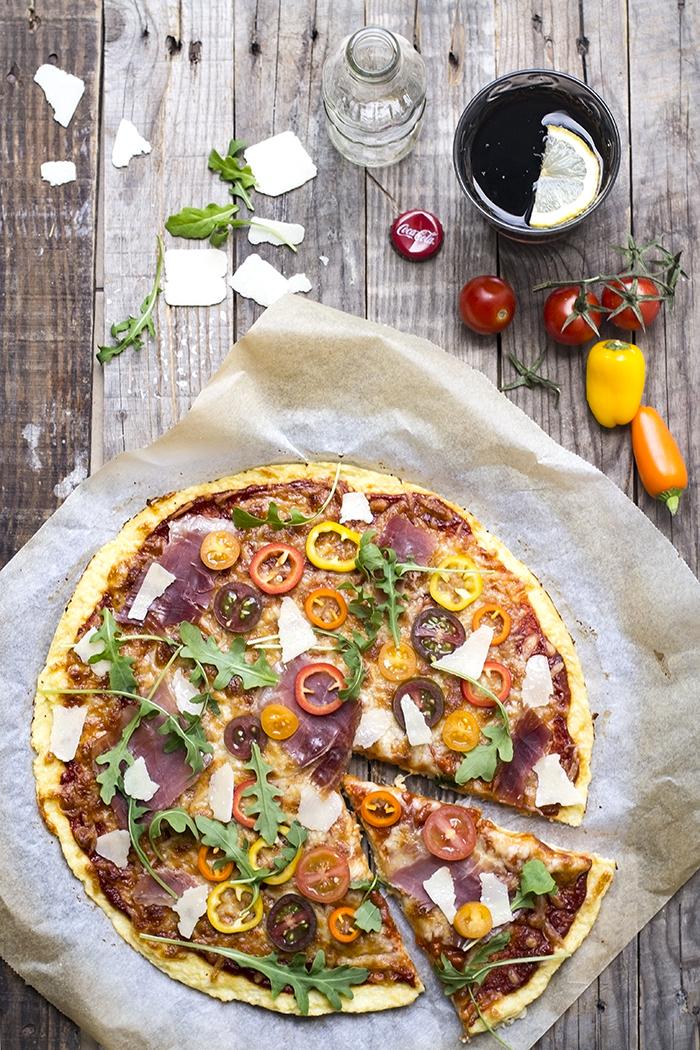 pizza de coliflor con jamón y rúcula