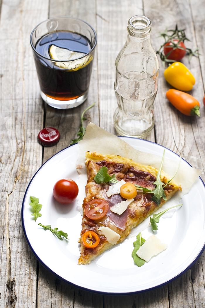 pizza de coliflor con jamón y rúcula