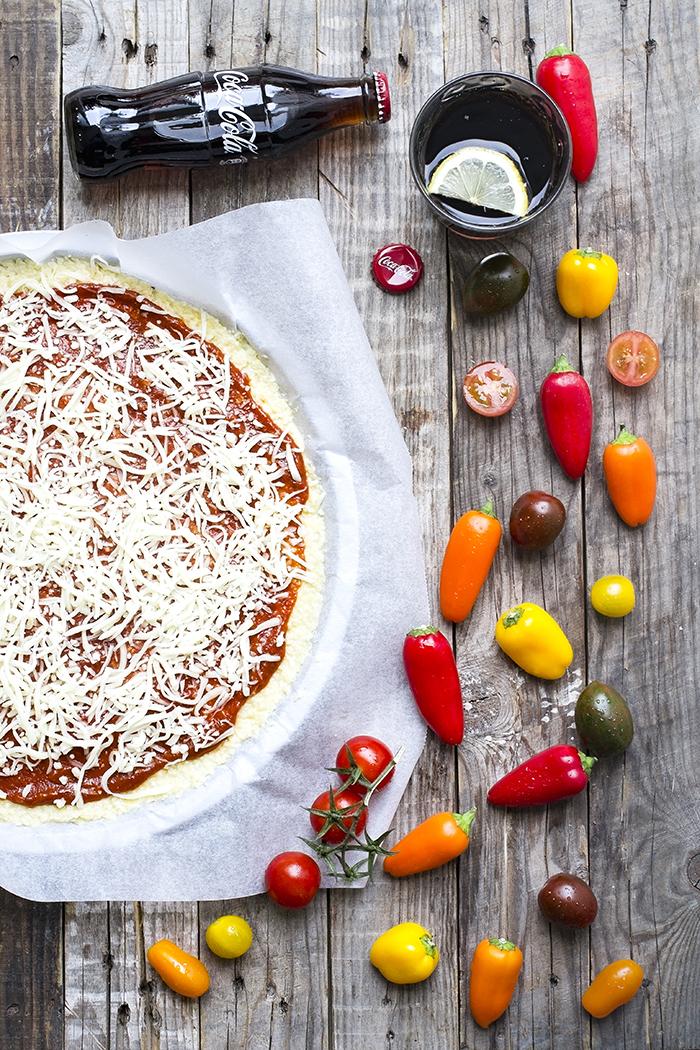 pizza de coliflor con jamón y rúcula