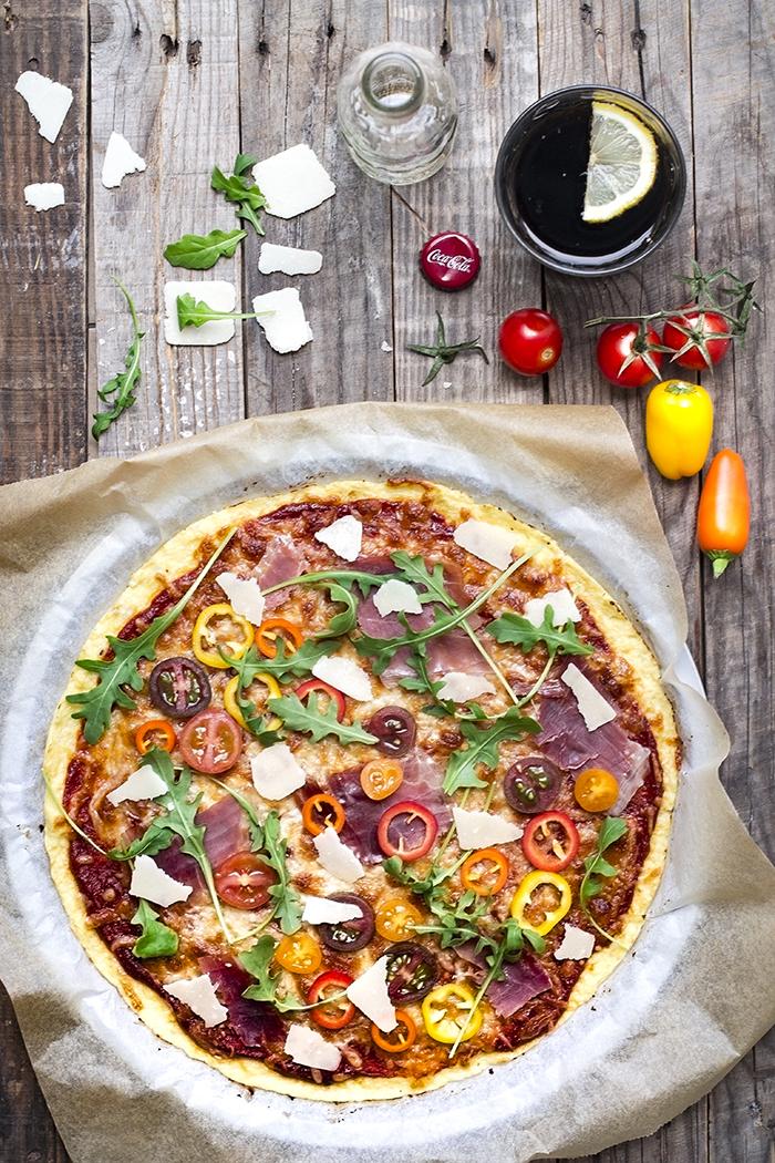 pizza de coliflor con jamón y rúcula