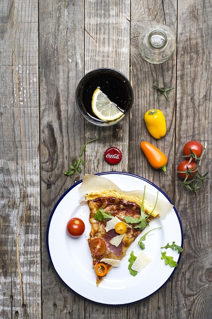 pizza de coliflor con jamón y rúcula