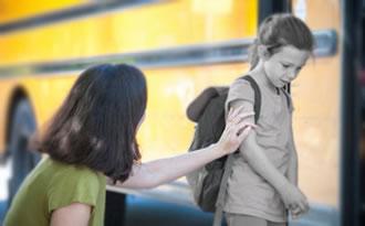 madre ayuda a su hija