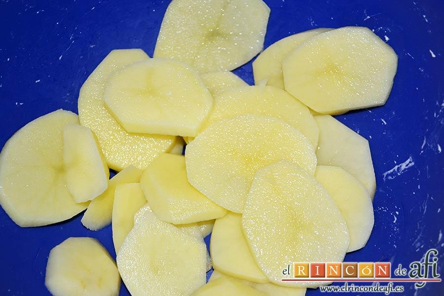 Papas gratinadas con queso y nata (crema de leche), pelar y cortar las papas en rodajas