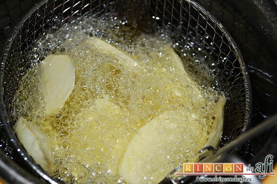 Papas gratinadas con queso y nata (crema de leche), freír en abundante aceite de oliva