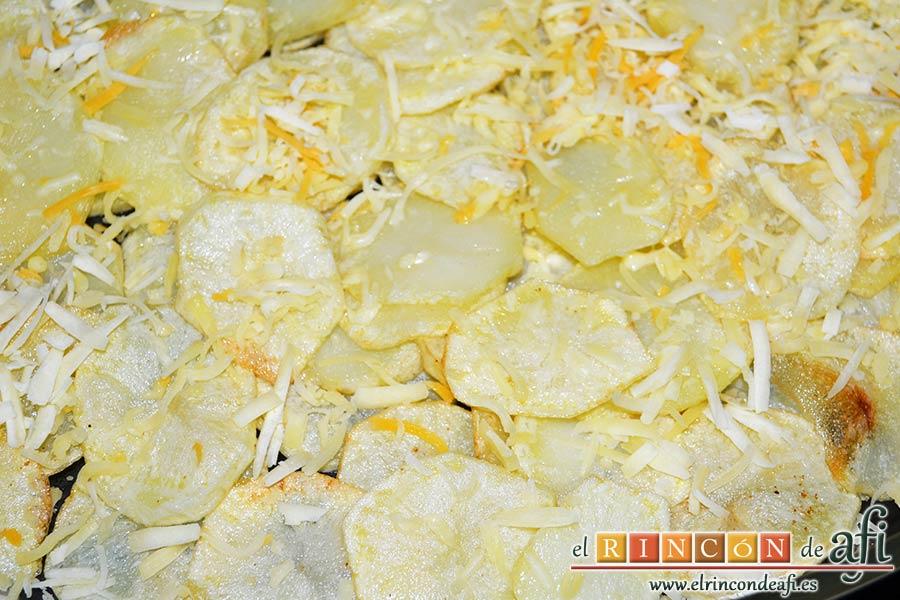 Papas gratinadas con queso y nata (crema de leche), poner las papas en una fuente de horno, añadir un poco de sal y los quesos rallados