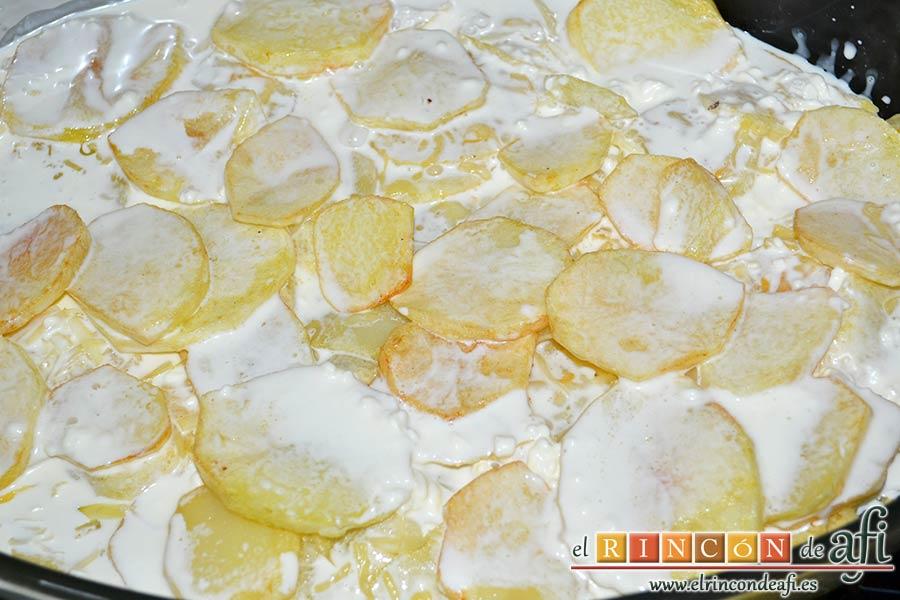 Papas gratinadas con queso y nata (crema de leche), añadir la nata (crema de leche)