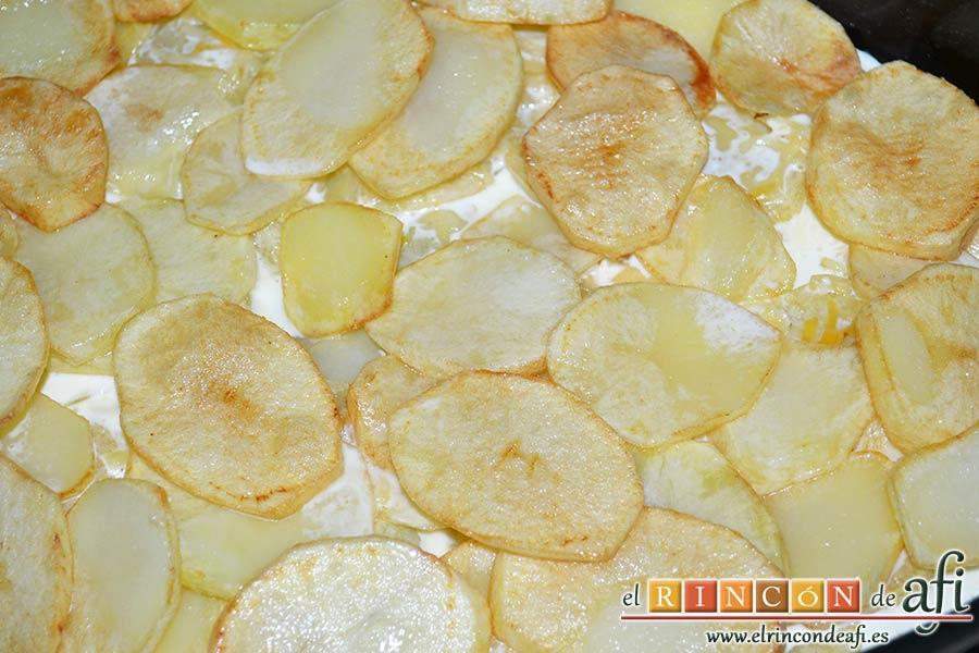 Papas gratinadas con queso y nata (crema de leche), colocar otra cama de papas fritas