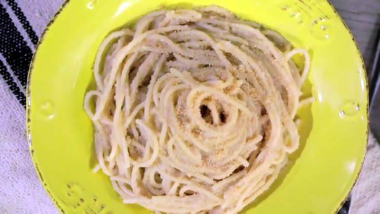 Spaghetti con anchoas y pan rallado