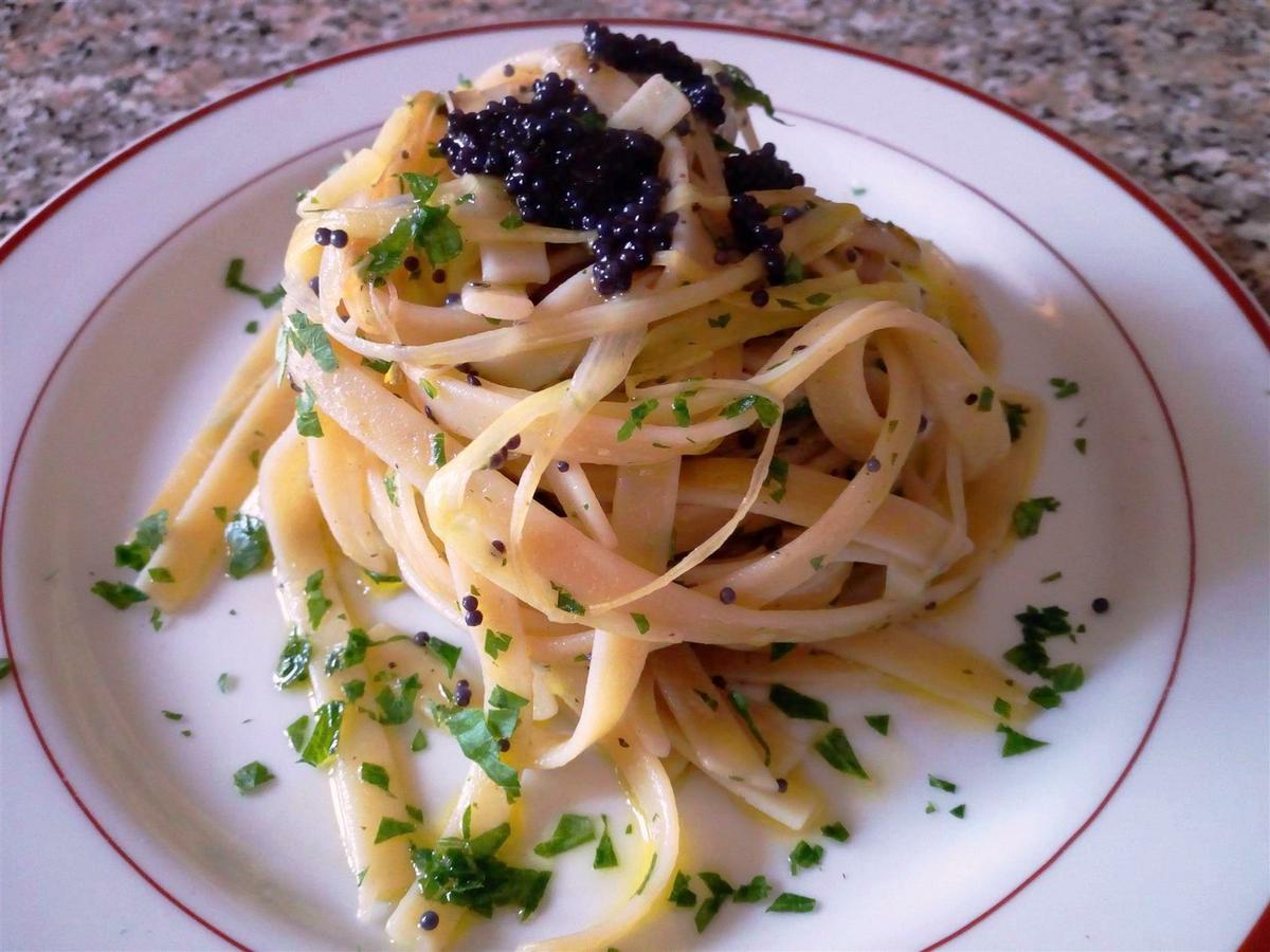 Pasta con huevas de lumpo - Pasta con huevas de pescado - Fettucce con porri e uova di lompo al profumo darancia - Black lumpfish caviar spaghetti